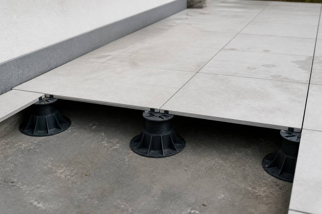 Carrelage sur plot inconvénients : les points à connaître avant de se lancer